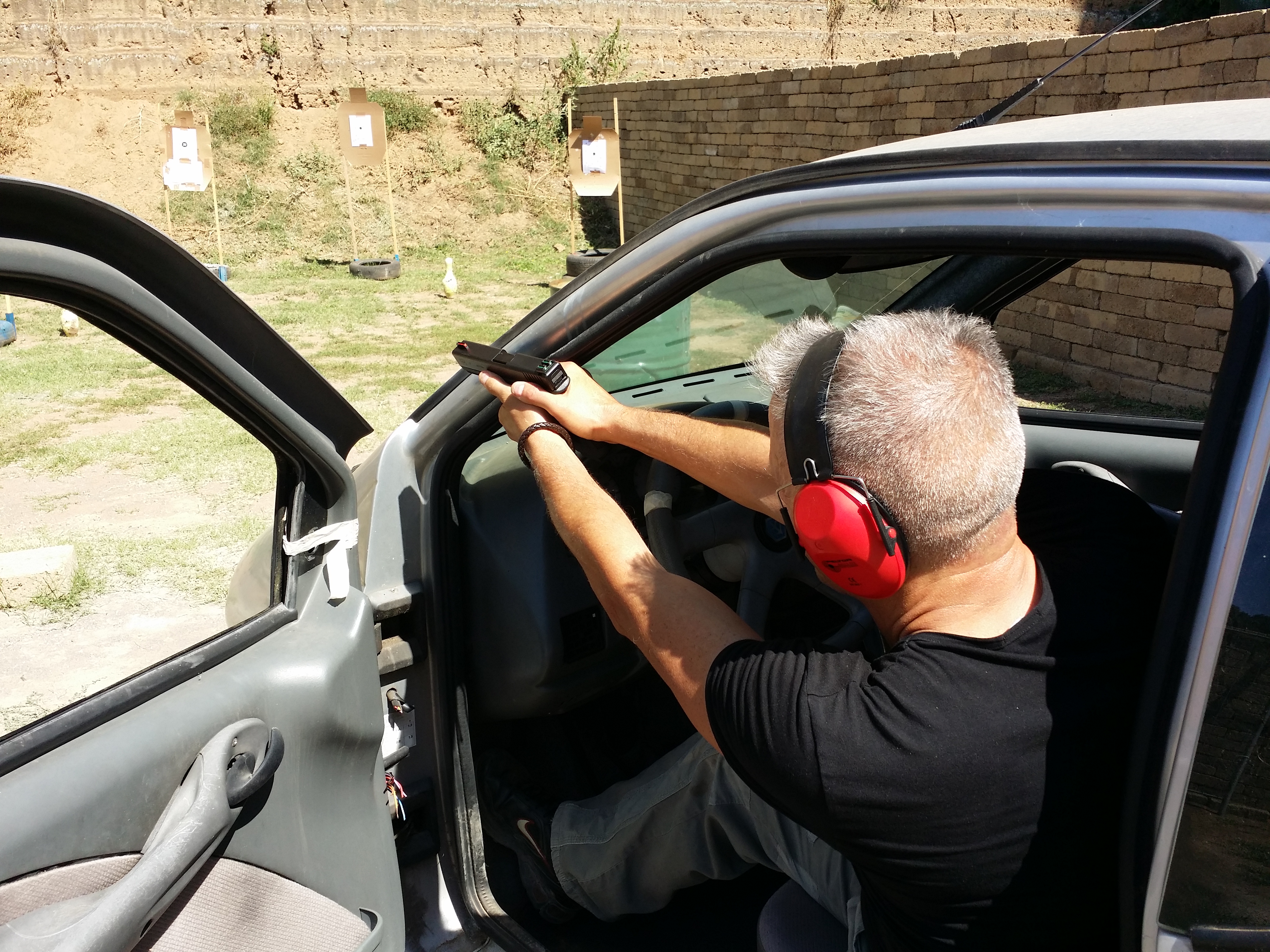 Master Carlo Bernardi mentre si cimenta nel Tiro da dentro un'Auto